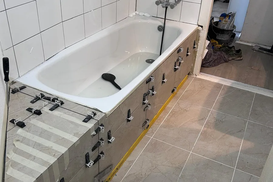 Fliesenleger Berlin — Badewannenverkleidung Fliesen mit Nivelliersystem