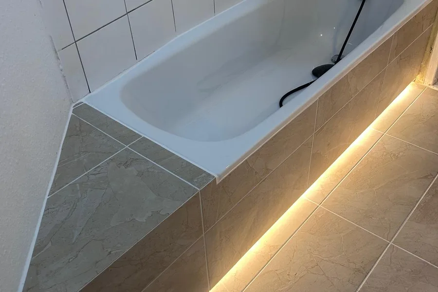 Badsanierung Berlin — Badewanne mit LED-Beleuchtung und Marmorfliesen