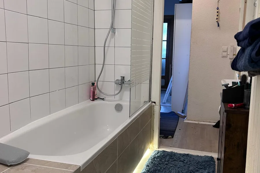 Badsanierung Berlin fertig — Bad mit Badewanne LED und Dusche