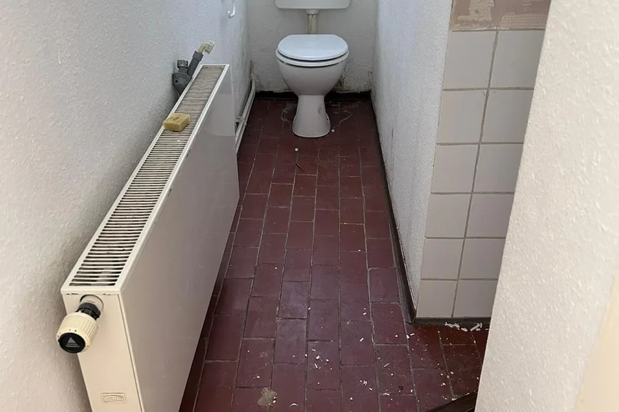 Altes Bad Berlin — Terrakottaboden vor Fliesenleger