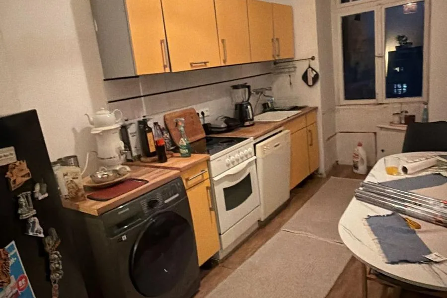Alte Küche Berlin — gelbe Schränke Altbau vor Montage