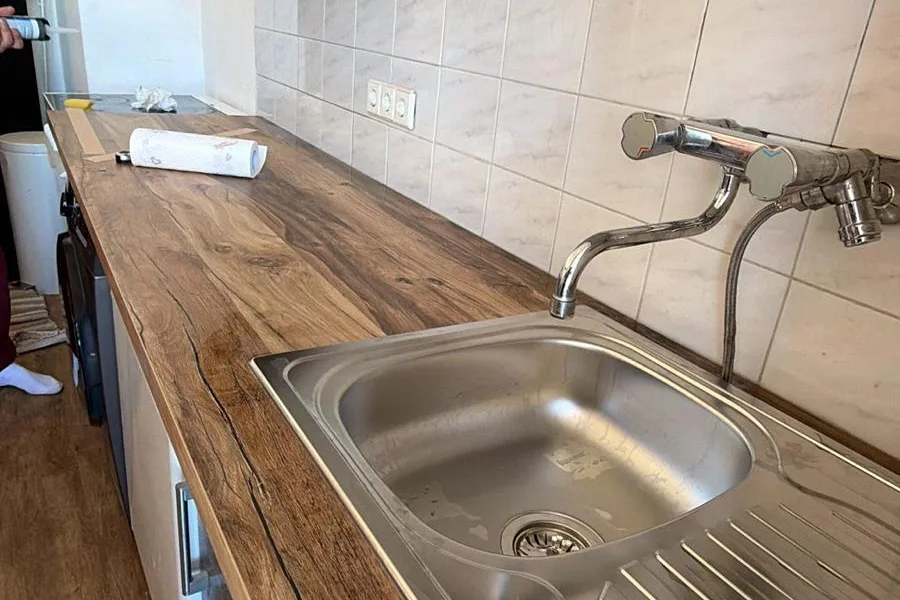 Küchenmontage Berlin — Holzarbeitsplatte mit Spüle eingebaut